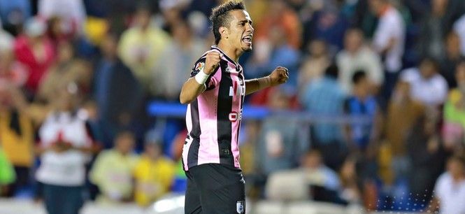 Querétaro vence al América con 10 hombres Querétaro vence al América con 10 hombres