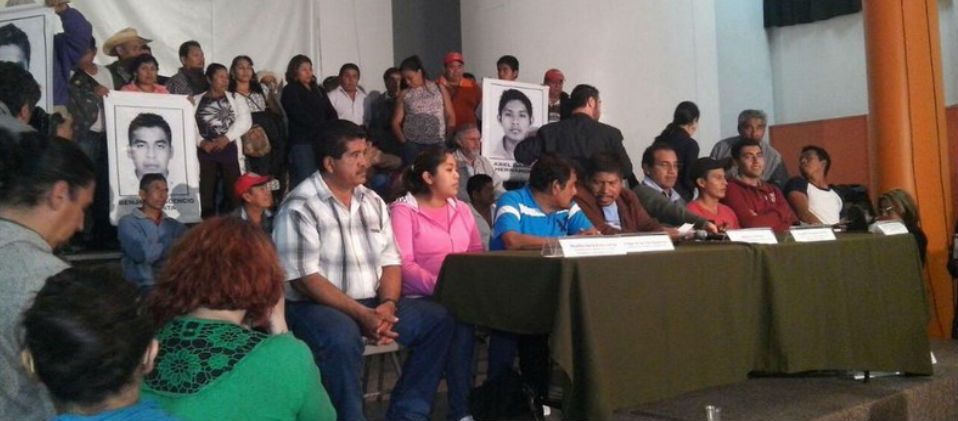 Padres de los normalistas piden que regresen vivos sus hijos