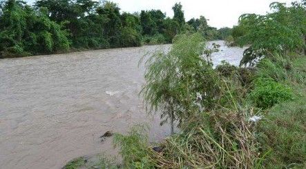 Sin aparecer 3 federales arrastrados por un río en Michoacán