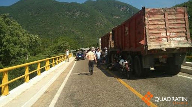 Bloquea Sección 59 del SNTE carretera de Oaxaca Bloquea Sección 59 del SNTE carretera de Oaxaca
