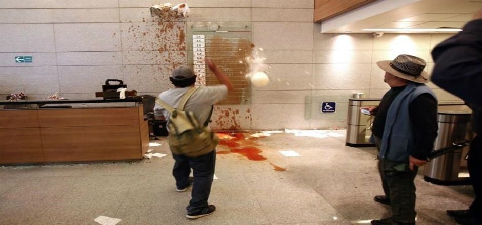 Integrantes del SME realizan actos vandálicos en la STPS Integrantes del SME realizan actos vandálicos en la STPS