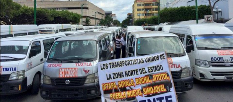 Transportistas bloquean calles de Chiapas Transportistas bloquean calles de Chiapas