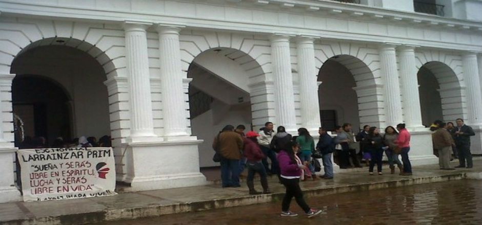 Normalistas toman ayuntamiento de Tuxtla Gutiérrez