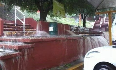 Suspenden clases en UANL por inundación