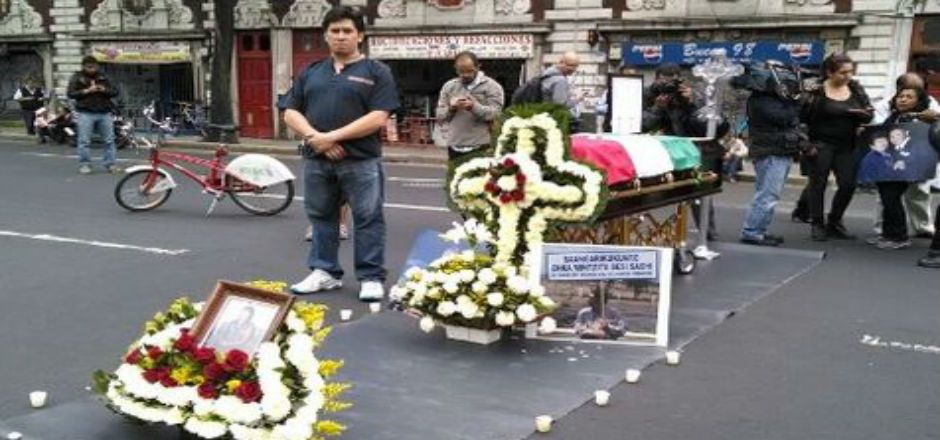 Velan en SEGOB a madre de policía federal desaparecido Velan en SEGOB a madre de policía federal desaparecido