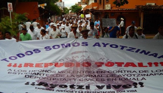 Maestros toman alcaldía de Ixtapa Zihuatanejo