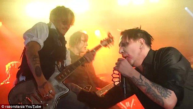 Johnny Depp y Marilyn Manson hacen mancuerna en concierto Johnny Depp y Marilyn Manson hacen mancuerna en concierto