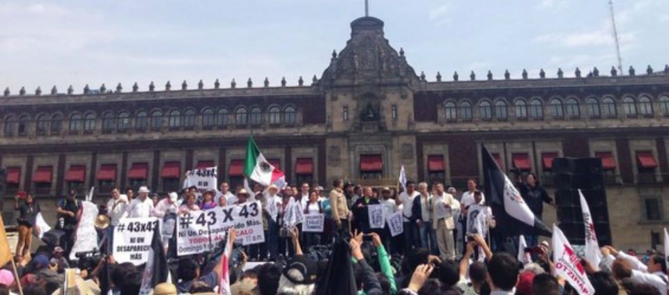 Marcha 43 x 43 llega al Zócalo