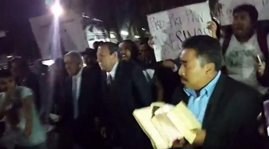 Jesús Zambrano es increpado por estudiantes en CU