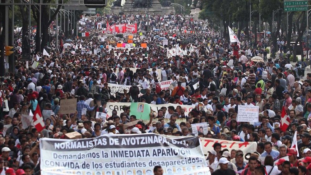 Mancera ordena a policía no acompañar marchas por Ayotzinapa