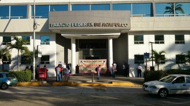 Maestros toman Palacio Federal en Acapulco