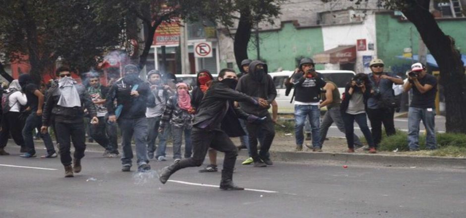 Chocan granaderos y anarquistas