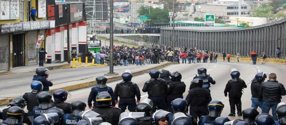 Incidentes cerca del AICM dejan 2 policías heridos y 16 detenidas Incidentes cerca del AICM dejan 2 policías heridos y 16 detenidas