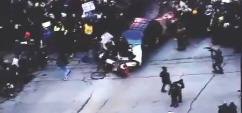 Automovilista arrolla a manifestantes por invadir su camino Automovilista arrolla a manifestantes por invadir su camino