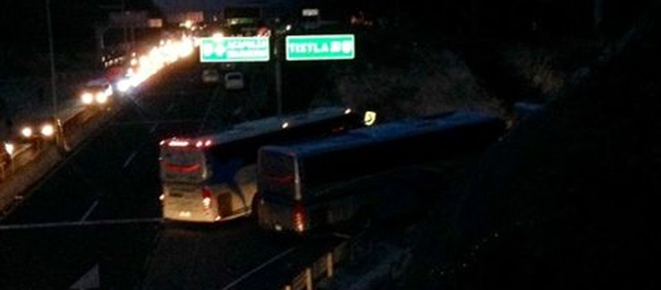 Roban normalistas 22 camiones en Chilpancingo