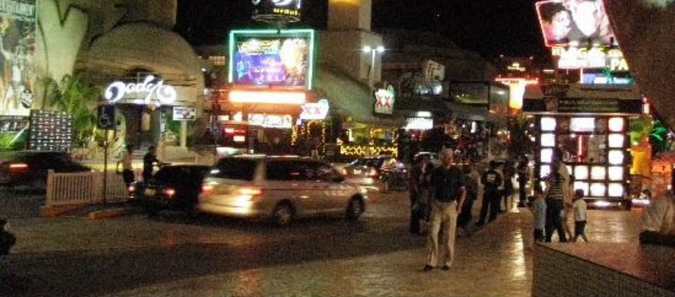 Rehabilitan vialidades de la zona hotelera de Cancún