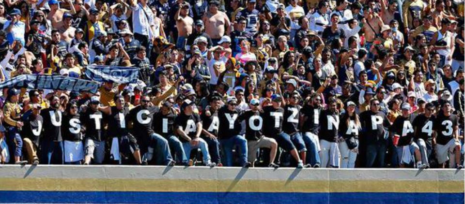 Protestan por caso Ayotzinapa durante partido de Pumas