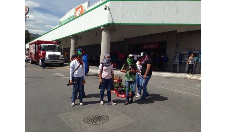 Normalistas saquean camiones en Chilpancingo
