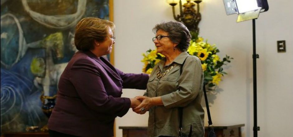 Michelle Bachelet se reúne con madre de chileno detenido en el Zócalo Michelle Bachelet se reúne con madre de chileno detenido en el Zócalo