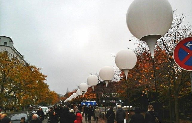 Roban y venden globos conmemorativos de la caída del Muro de Berlín