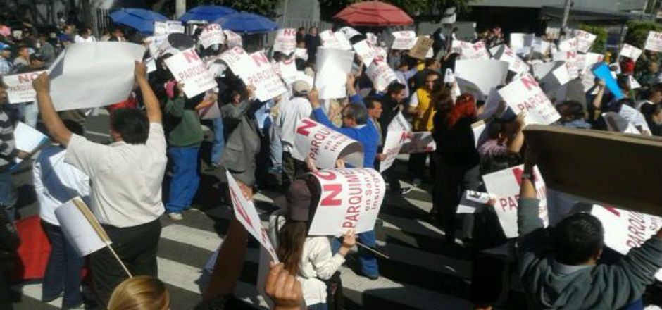 Vialidades bloqueadas por protestas contra parquímetros Vialidades bloqueadas por protestas contra parquímetros