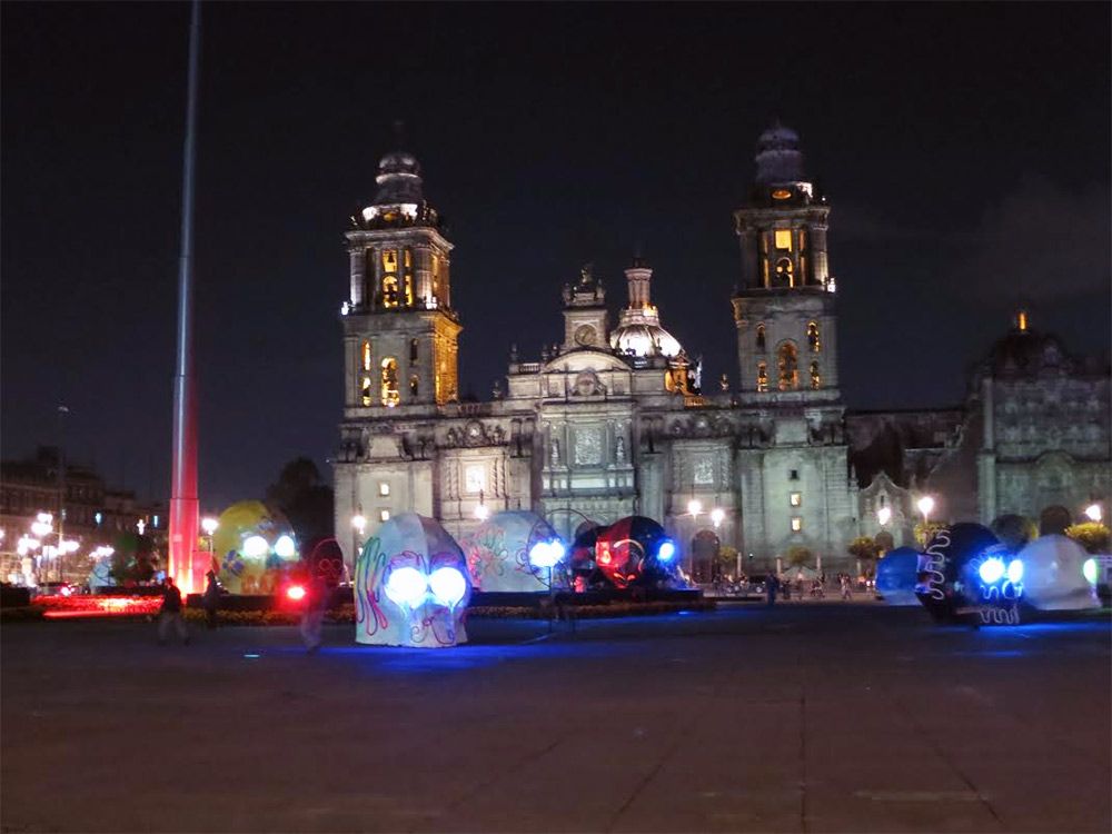 Calaveras gigantes adornan Zócalo capitalino