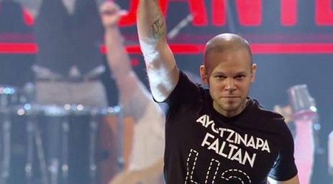Calle 13 recuerda a desaparecidos de Ayotzinapa en Los Grammy