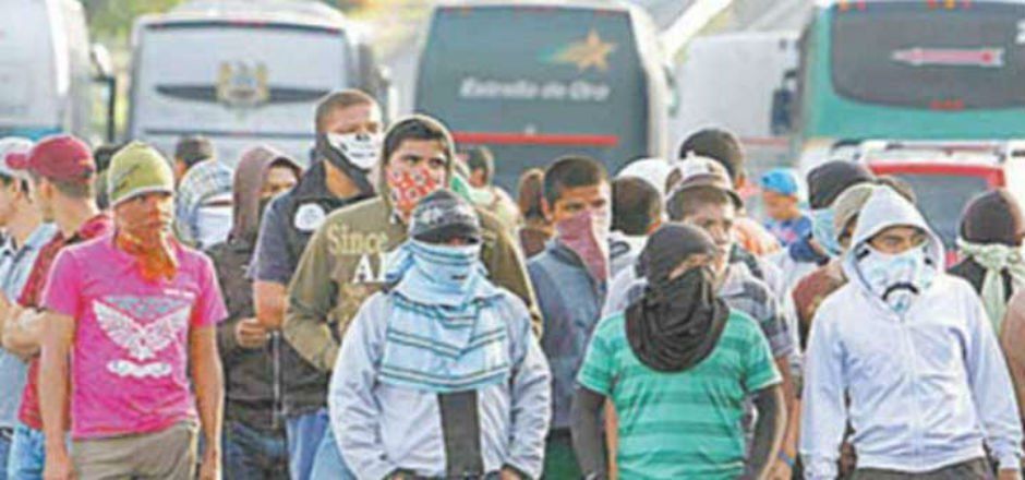 Normalistas tienen retenidos a choferes de autobuses