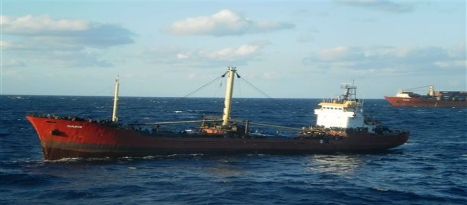 Remolcan un carguero con 700 inmigrantes a Creta Remolcan un carguero con 700 inmigrantes a Creta