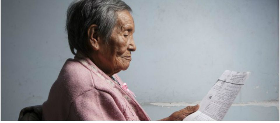 Mujer obtiene su acta de nacimiento a los 100 años Mujer obtiene su acta de nacimiento a los 100 años