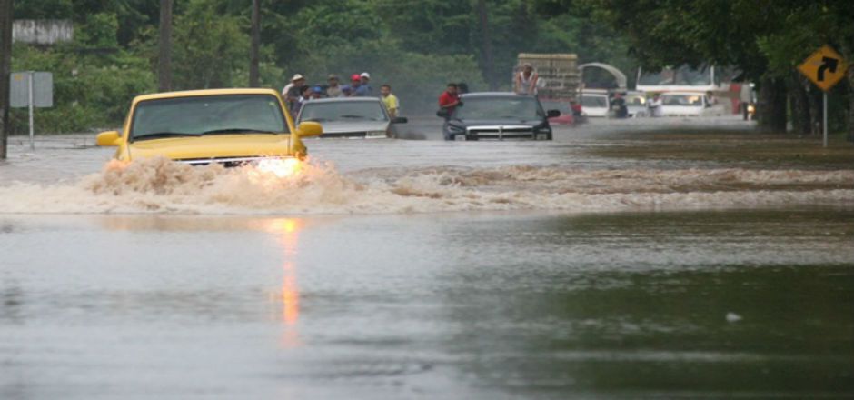 Cierran carreteras por inundaciones Cierran carreteras por inundaciones