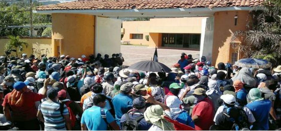 Padres de 43 normalistas encabezan mitin en Casa Guerrero Padres de 43 normalistas encabezan mitin en Casa Guerrero