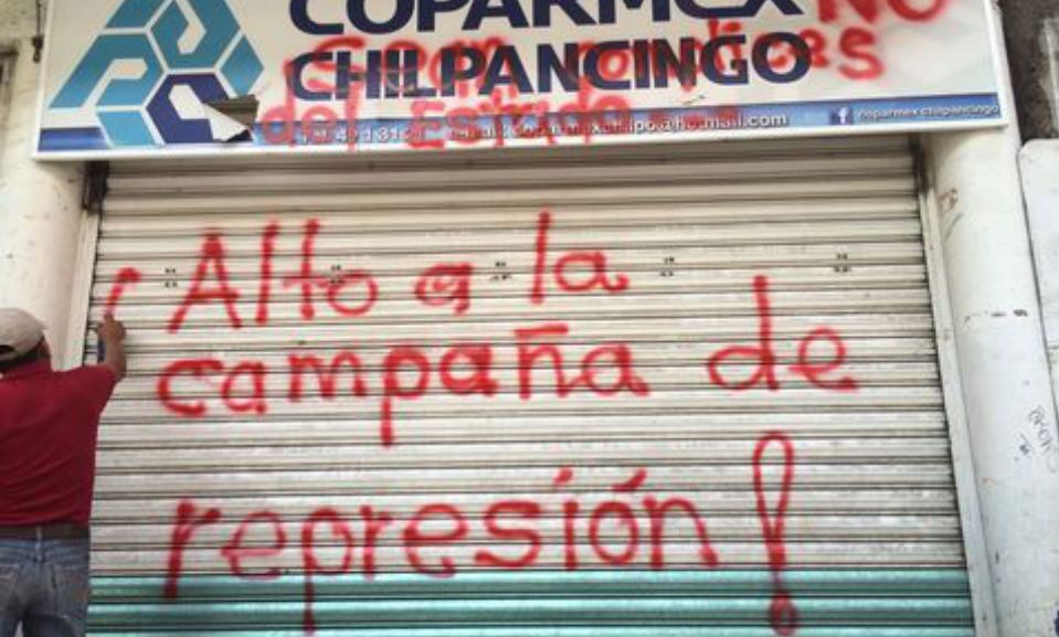 Maestros de la CETEG toman oficinas de Coparmex en Chilpancingo