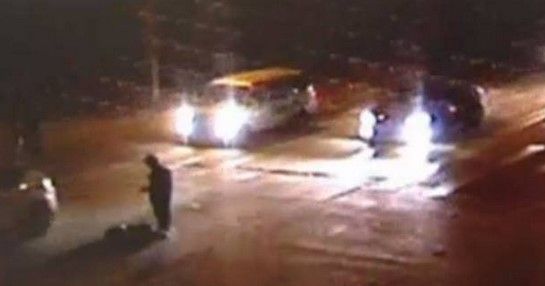 Hombre sobrevive a 3 impactos de auto Hombre sobrevive a 3 impactos de auto