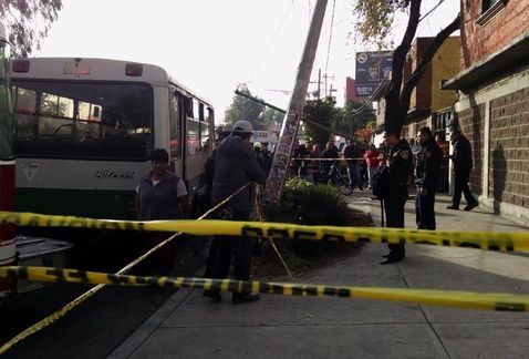 Choque de microbús deja 16 heridos en Eje Central Choque de microbús deja 16 heridos en Eje Central