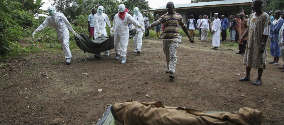 Protestan en Sierra Leona sacando cadáveres de enfermos de ébola a la calle Protestan en Sierra Leona sacando cadáveres de enfermos de ébola a la calle