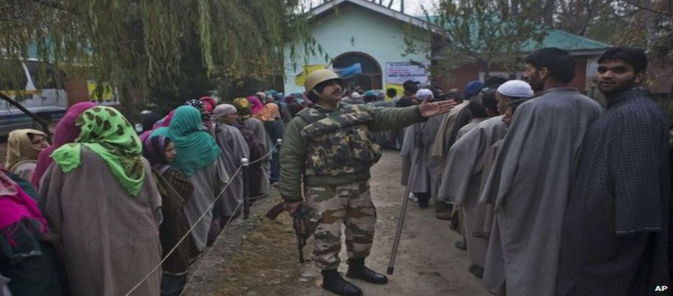 Miles esperan para votar en la Cachemira india Miles esperan para votar en la Cachemira india