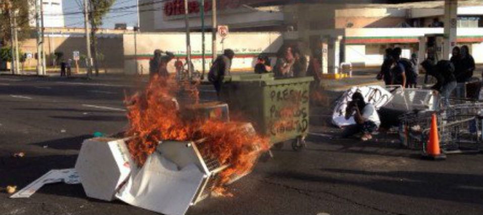 Encapuchados prenden fuego a barricadas en CU
