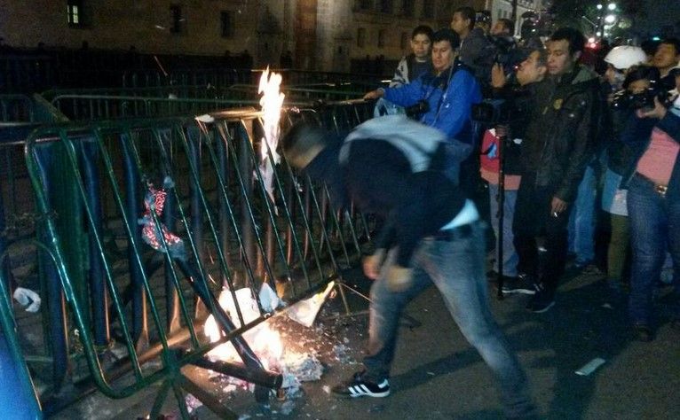 Encapuchados avientan objetos contra Palacio Nacional Encapuchados avientan objetos contra Palacio Nacional
