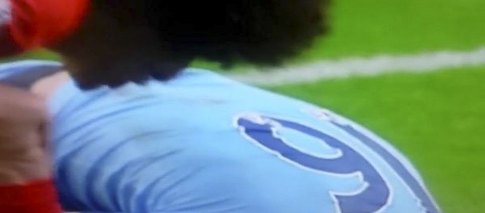 Fellaini escupió a Agüero durante derby Fellaini escupió a Agüero durante derby