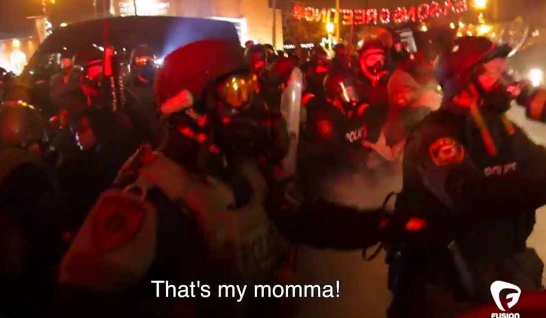 Policías lanzan gas lacrimógeno a mujer que sufría un paro Policías lanzan gas lacrimógeno a mujer que sufría un paro