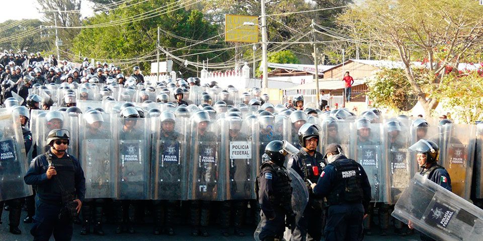 Maestros bloquean la Autopista del Sol; despliegan antimotines Maestros bloquean la Autopista del Sol; despliegan antimotines