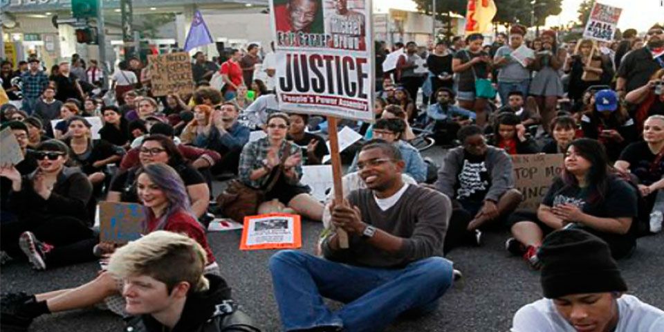 Bloquean autopista en Los Ángeles por caso Ferguson Bloquean autopista en Los Ángeles por caso Ferguson