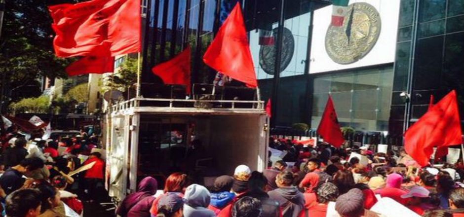 Se manifiestan frente a PGR por Ayotzinapa