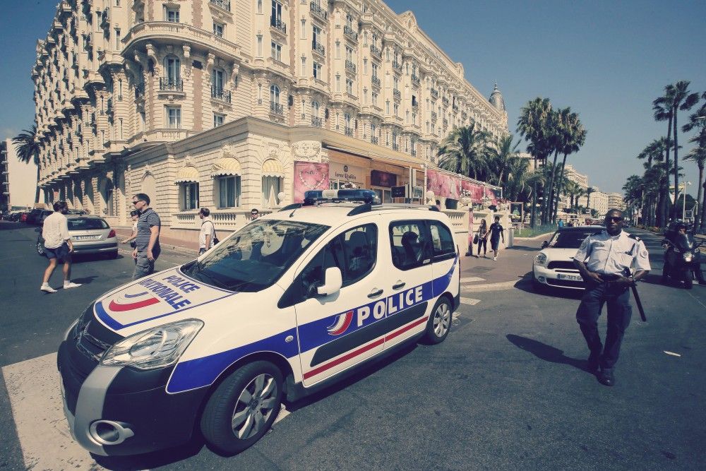 Policía aprehende a ladrones de joyería de lujo en París Policía aprehende a ladrones de joyería de lujo en París