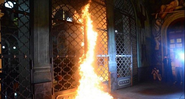 Prenden fuego a puertas del Palacio de Gobierno de Veracruz