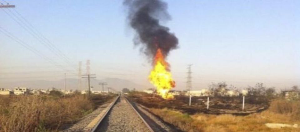 Provoca incendio toma clandestina de gasolina