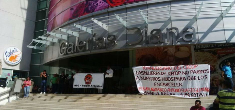 Bloquean dos centros comerciales en Acapulco