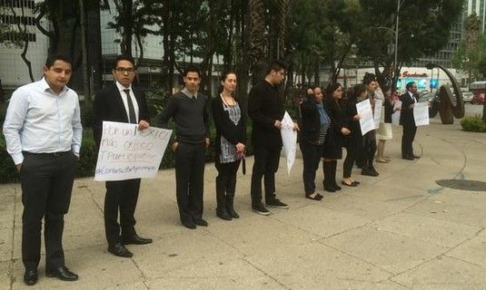 Oficinistas se manifiestan bajo el lema #CorbatasPorAyotzinapa Oficinistas se manifiestan bajo el lema #CorbatasPorAyotzinapa