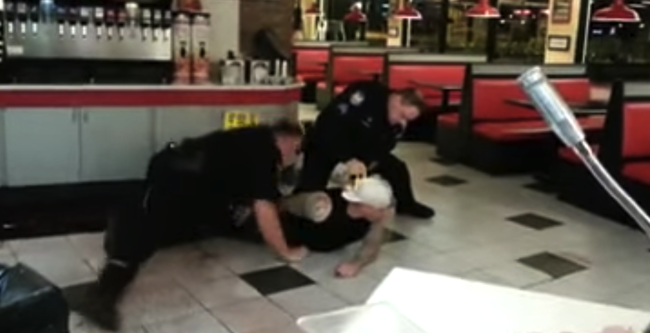 Muere hombre por descargas eléctricas de policías Muere hombre por descargas eléctricas de policías